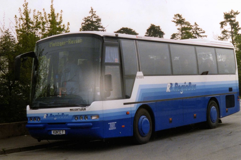 Neoplan N312 K, aufgenommen im Juli 2002 in der Umgebung von Knzelsau.