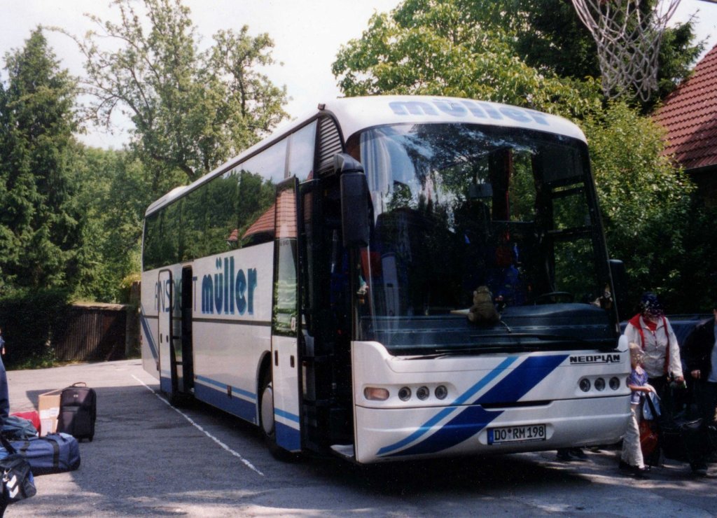 Neoplan N316 SHD, aufgenommen im Juli 2004 in Dortmund.