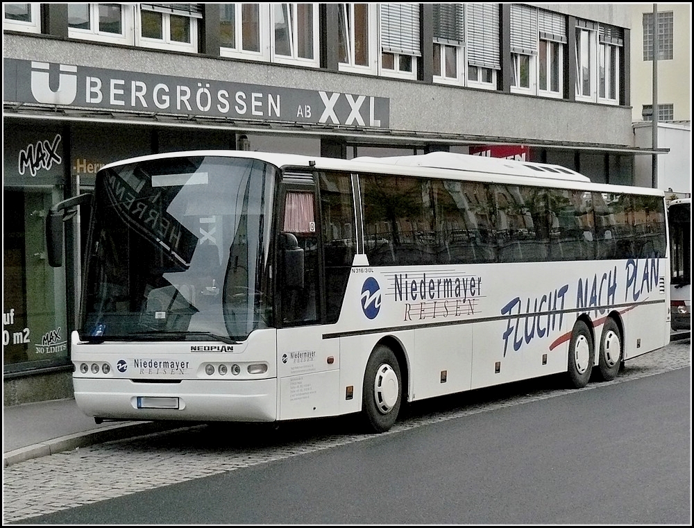 Neoplan N316 UL Reisebus aufgenommen in den Strassen von Passau am 16.09.2010.
