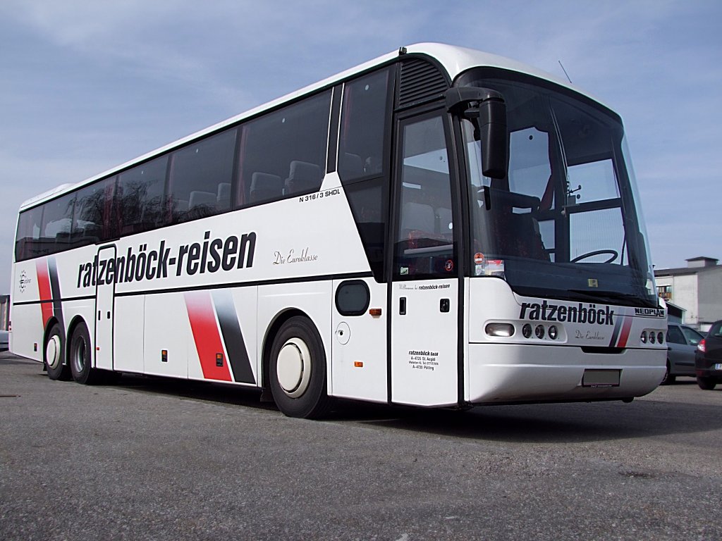 NEOPLAN N316/3SHDL  Die Euroklasse  von ratzenbck-reisen hat Besucher zur Sport+Fun Messe nach Ried gebracht;110312
