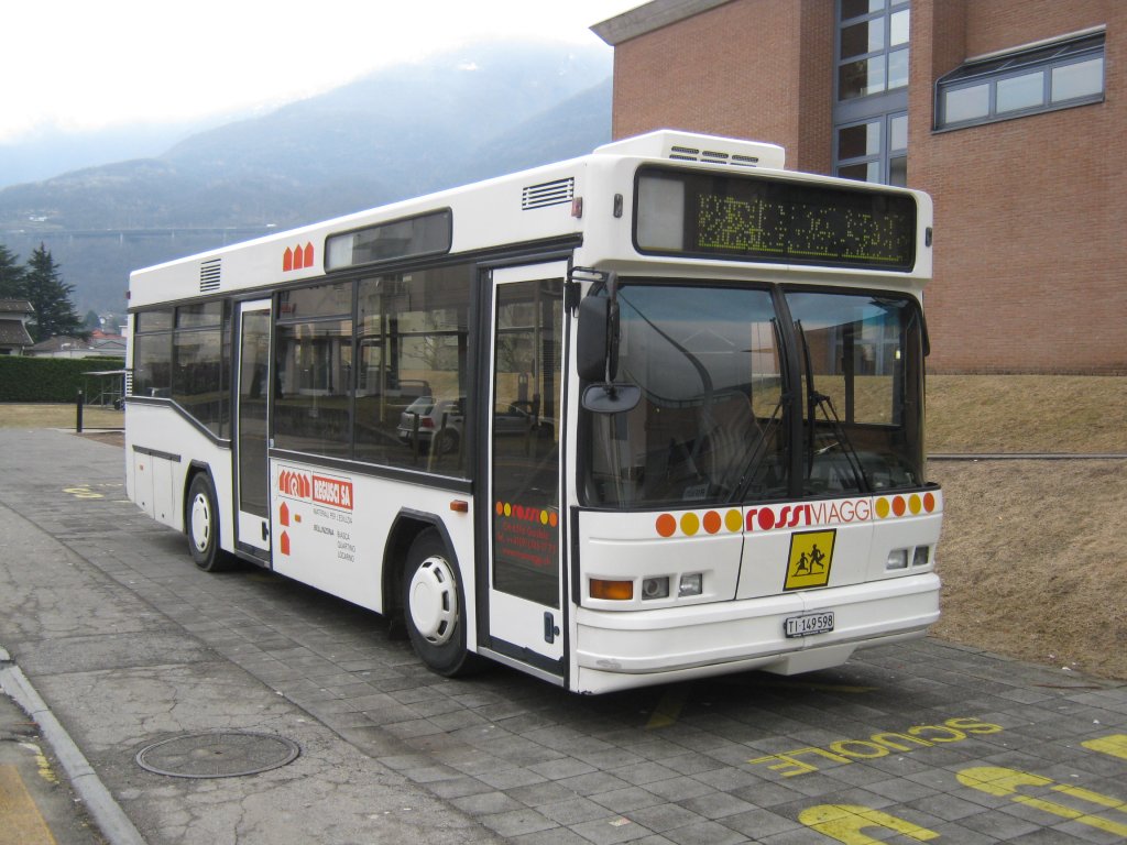 Neoplan N4009L (ex. Fart) als Schlerkurs in der Nhe des Bahnhofes Cadenazzo, 22.02.2011.