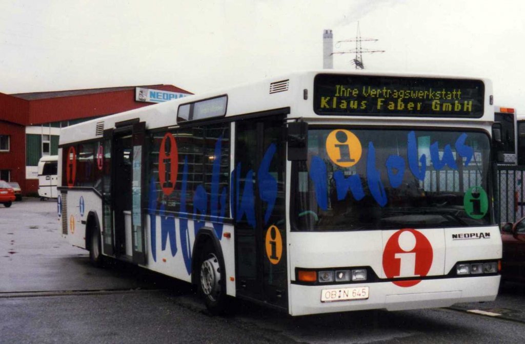 Neoplan N4016 NF, aufgenommen als Infobus im Oktober 1996 auf dem Gelände der Neoplan NL Rhein Ruhr in Oberhausen.