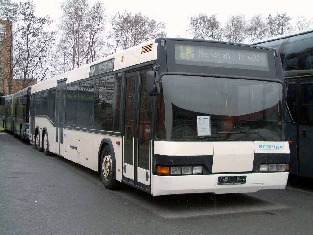 Neoplan N4020 NF, aufgenommen am 24.01.2004 im GWZ der Neoplan NL Rhein Ruhr in Oberhausen.