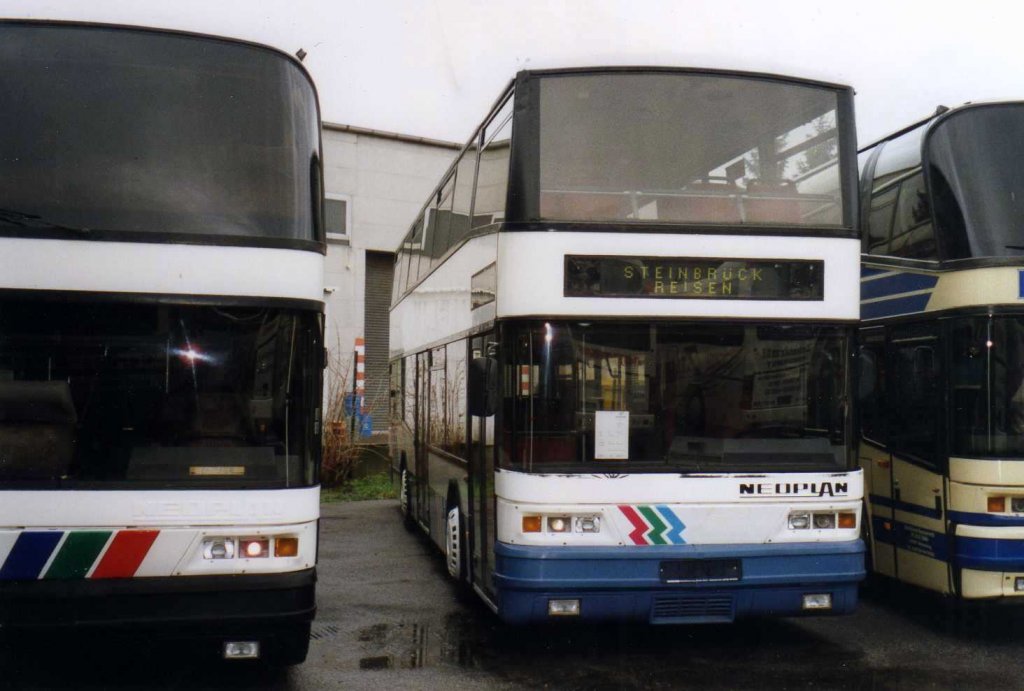 Neoplan N4024 NF, aufgenommen im November 2000 im GWZ der Neoplan NL Rhein Ruhr in Oberhausen.