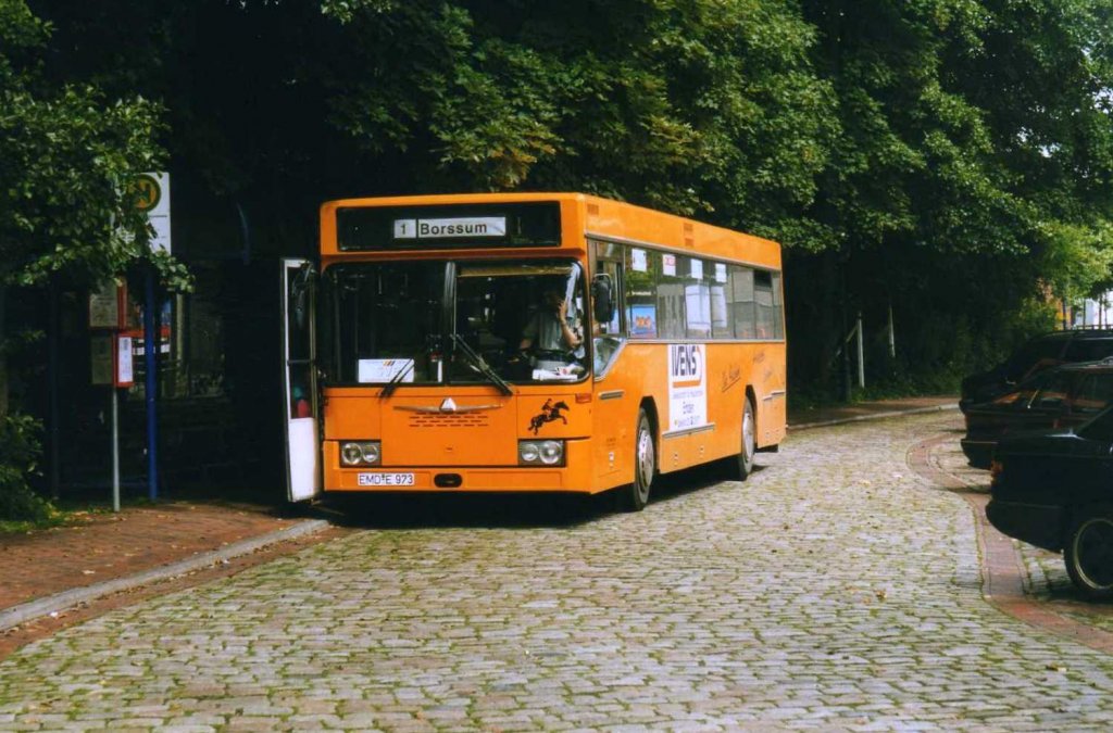 Neoplan N416 SL der Stadtwerke Emden, aufgenommen im Juli 1999 in Emden.