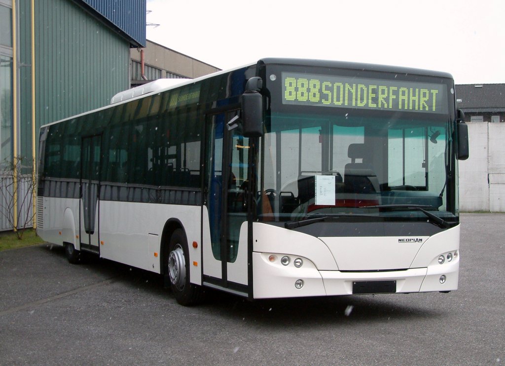 Neoplan N4516 NF, aufgenommen am 24.01.2004 auf dem Gelnde der Neoplan NL Rhein Ruhr in Oberhausen.