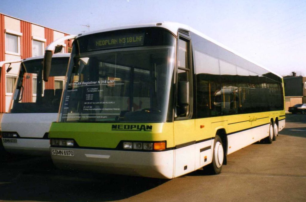 Neoplan Regioliner N3018 LNF, aufgenommen im April 1998 auf dem Gelnde der Neoplan NL Rhein Ruhr in Oberhausen.