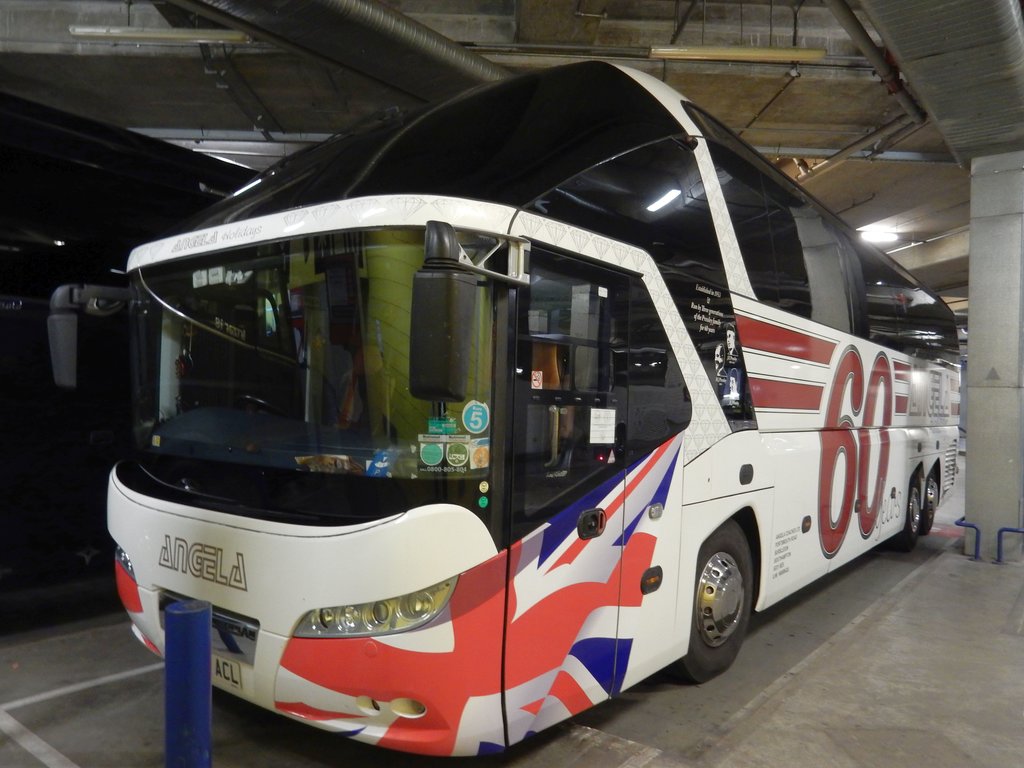 Neoplan Reisebus am 05.06.17 in einer Londoner Tiefgarage für Busse in der Nähe des Tower.