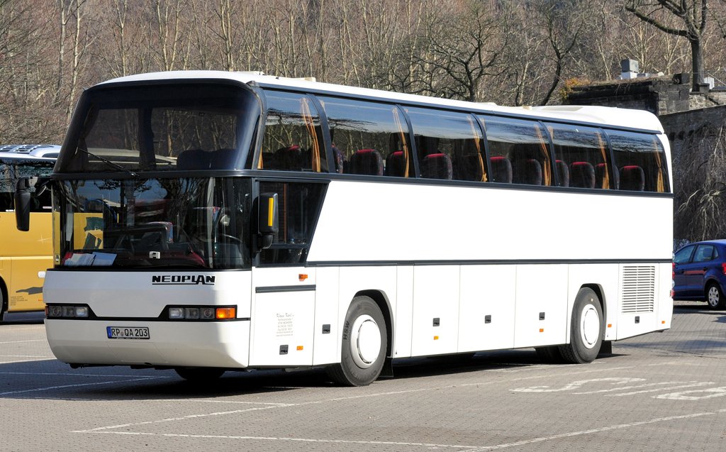 Neoplan Reisebus am Parkplatz beim  Deutschen Eck  in Koblenz - 10.03.2010