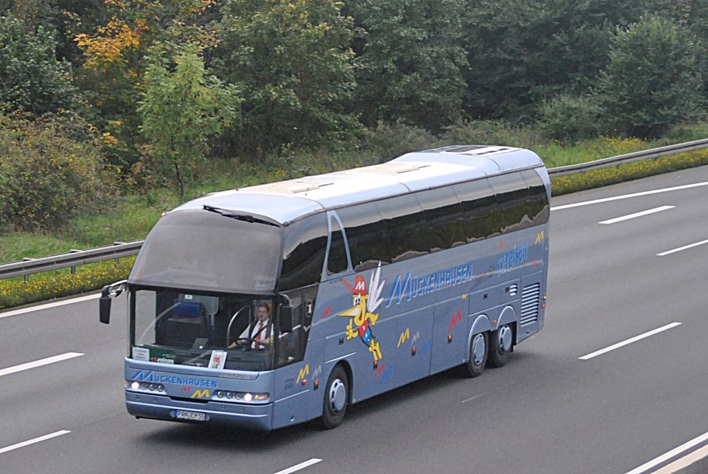 Neoplan Reisebus, auf der A2, bei Lehrte am 02.10.2010.