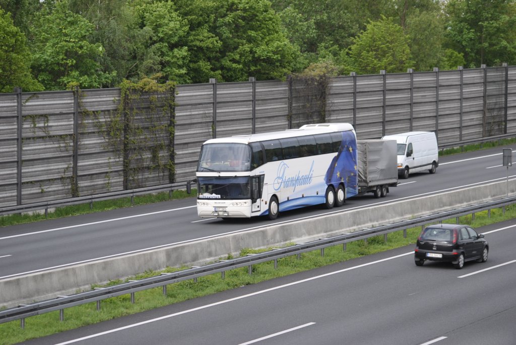 Neoplan-Reisebus, mit Anhger auf der A2/Lehrte am 17.05.10