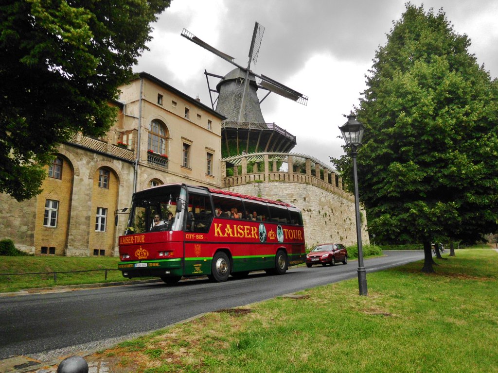 Neoplan Sightseeing-Bus an der Haltestelle Potsdam Brandenburger Vorstadt Schloss Sanssouci.(30.6.2013)