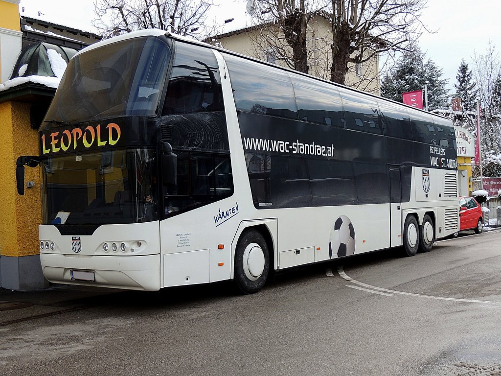 NEOPLAN-Skyliner, Mannschaftsbus des WAC-St.Andr erwartet vorm Kaiserhof in Ried die Fuballer, um diese zum Bundesligaspiel ins Stadion zu bringen; 130220