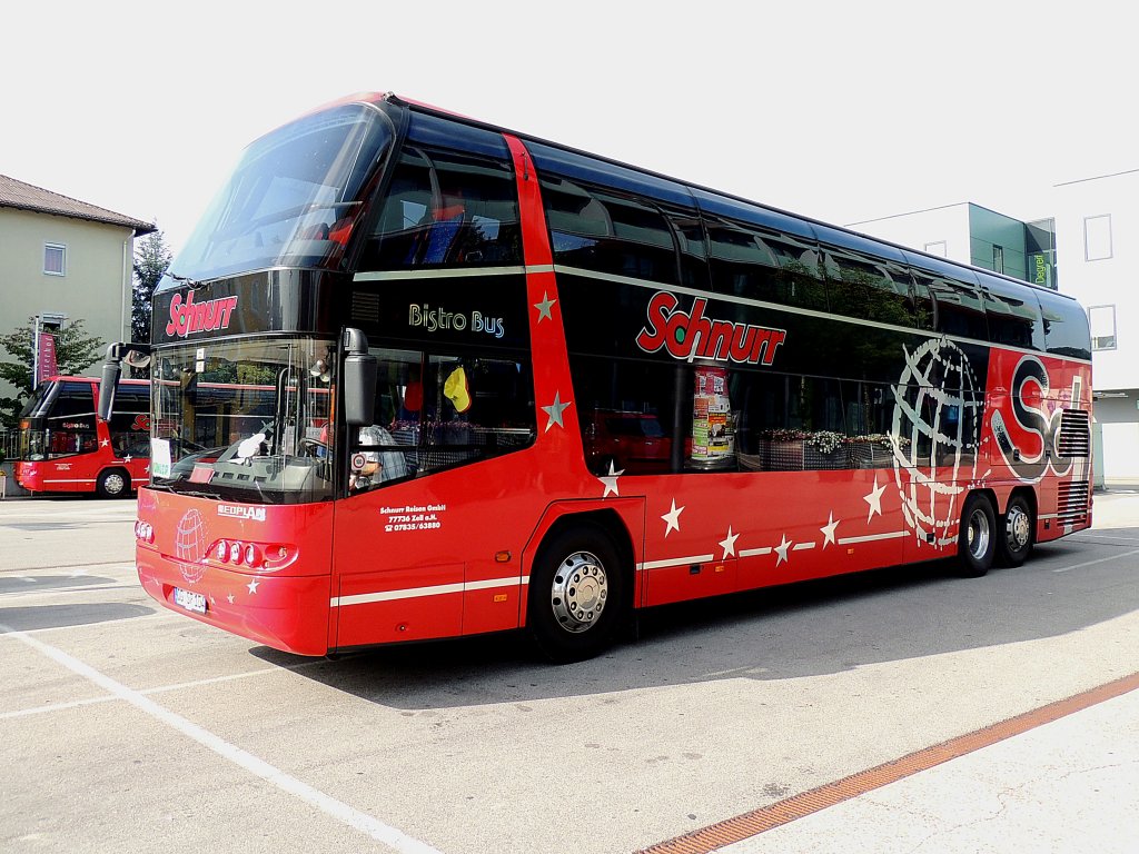 NEOPLAN-Skyliner (N1122/3L) von Schnurr-Reisen sind am Marktplatz in Ried i.I. zur Abfahrt bereit; 120630