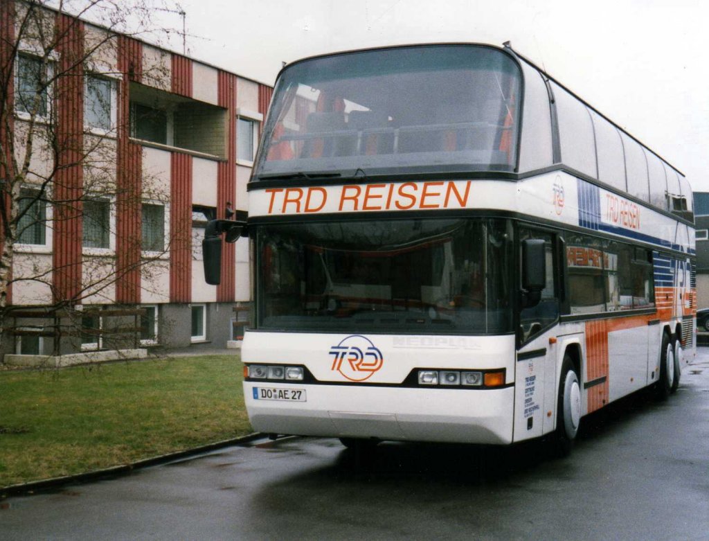 Neoplan Skyliner N122/3 L von TRD Reisen in Dortmund, aufgenommen im Mrz 1997 auf dem Gelnde der Neoplan NL Rhein Ruhr in Oberhausen.
