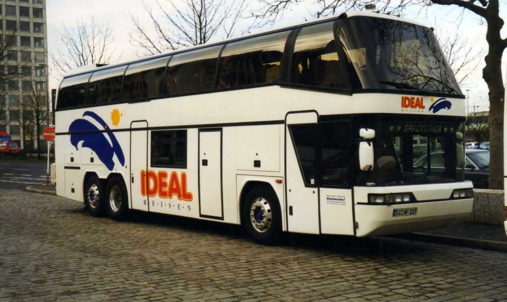 Neoplan Spaceliner N117, aufgenommen in Januar 2000 am Dortmunder ZOB.