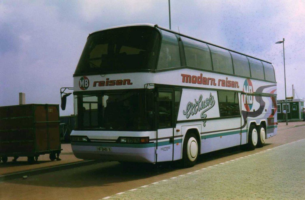 Neoplan Spaceliner N117, aufgenommen im Juli 1999 in Bensersiehl am Hafen.