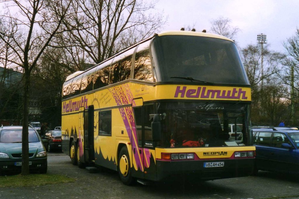 Neoplan Spaceliner N117, aufgenommen im Mrz 2002 auf dem Parkplatz der Westfalenhallen in Dortmund.
