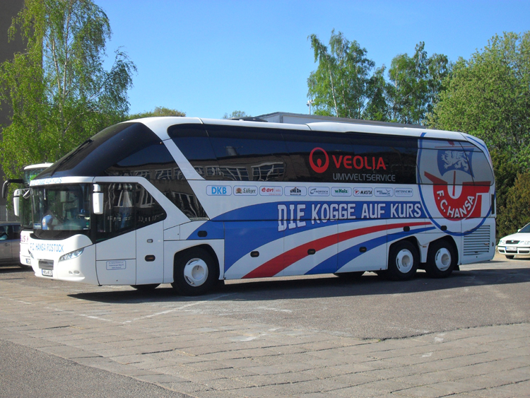 NEOPLAN Starliner Mannschaftsbus  vom FC Hansa Rostock „DIE KOGGE AUF KURS“ gesehen in Hhe DKB-Arena in Rostock.(30.04.2011)