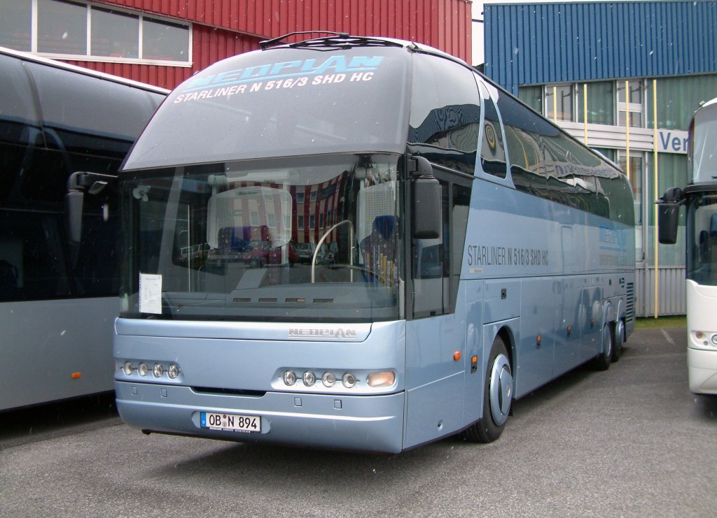 Neoplan Starliner N516/ 3 SHD HC , aufgenommen am 24.01.2004 auf dem Gelnde der Neoplan NL Rhein Ruhr in Oberhausen.