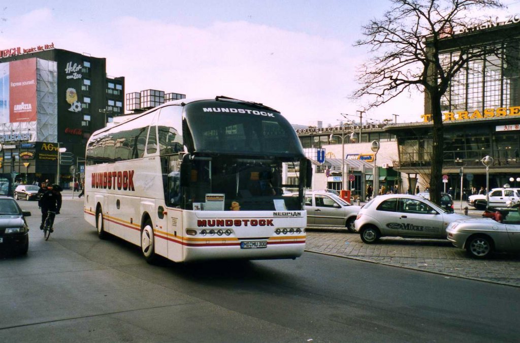 Neoplan Starliner N516 SHD, aufgenommen im April 2002 am Bahnhof Zoo in Berlin.