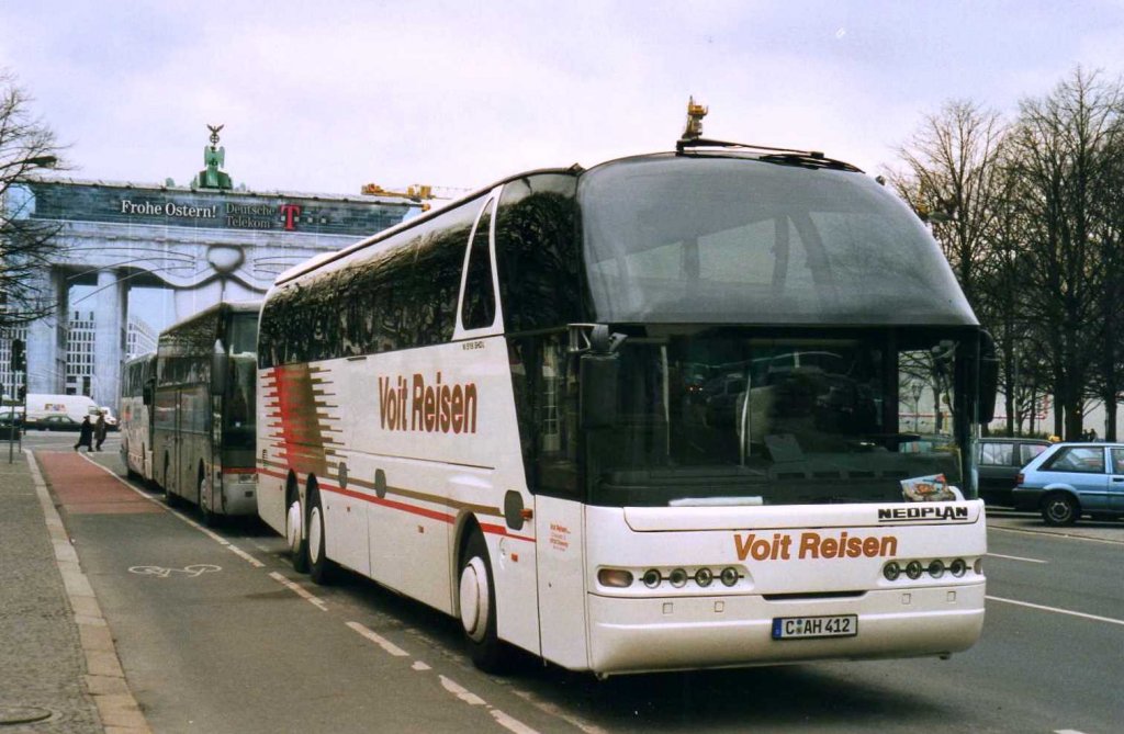 Neoplan Starliner N516 SHDL, aufgenommen im April 2002 am Brandenburger Tor in Berlin.