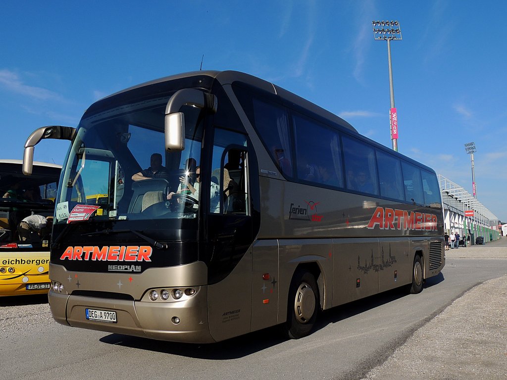 NEOPLAN-Tourliner von Artmeier Reisen befrdert SVR-Ried Fuballfan´s zum Cup-Spiel nach Wien; 120520