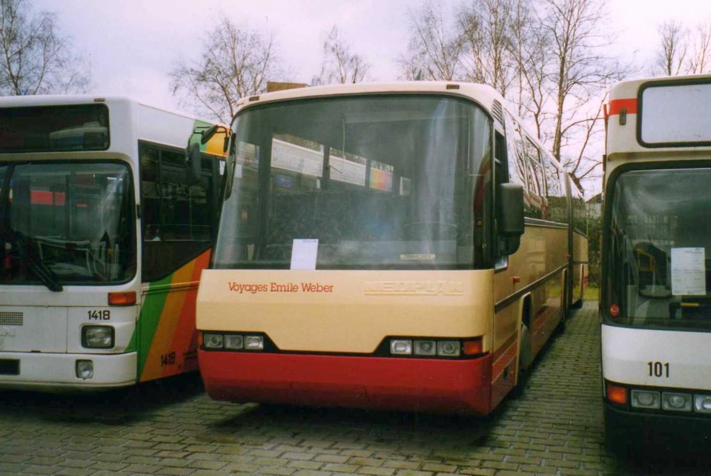 Neoplan Transliner N312/3 K, aufgenommen im Mrz 2002 im GWZ der Neoplan NL Rhein Ruhr in Oberhausen. 