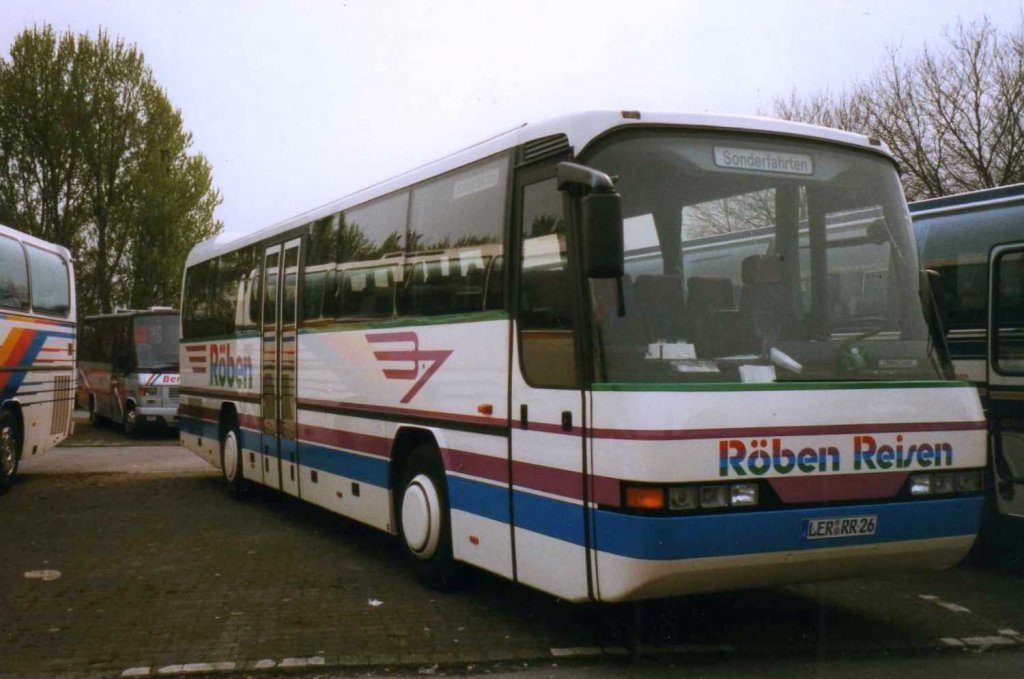 Neoplan Transliner N316 K, aufgenommen im April 1999 auf dem Parkplatz der Westfalenhallen in Dortmund.