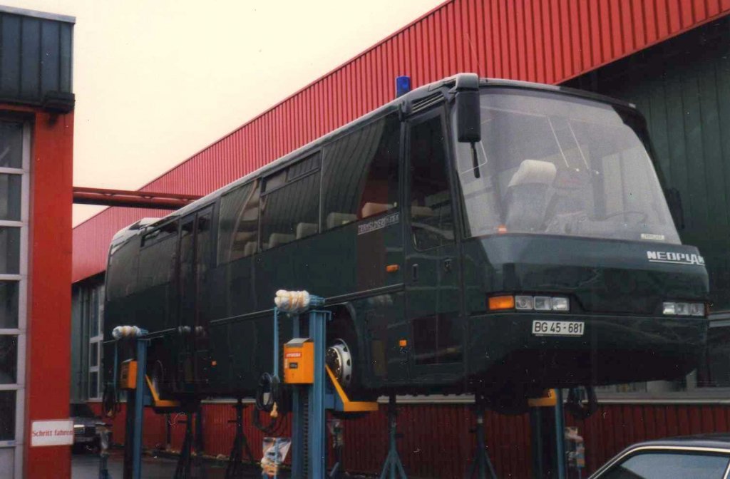 Neoplan Transliner N316 K des Bundesgrenzschutz, aufgenommen im Oktober 1996 auf dem Gelnde der Neoplan NL Rhein Ruhr in Oberhausen.
