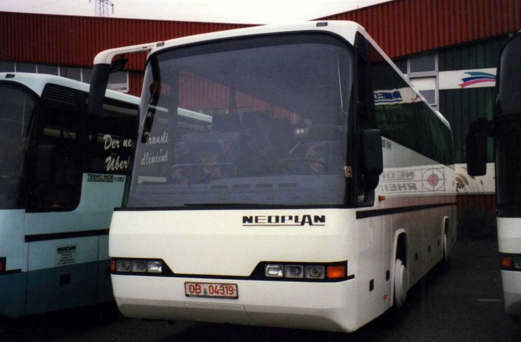 Neoplan Transliner N316 SHD, aufgenommen im Oktober 1996 im GWZ der Neoplan NL Rhein Ruhr in Oberhausen.