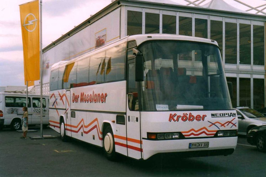 Neoplan Transliner N316 SHD, aufgenommen im August 2002 im Fahrerlager des Nrburgrings.