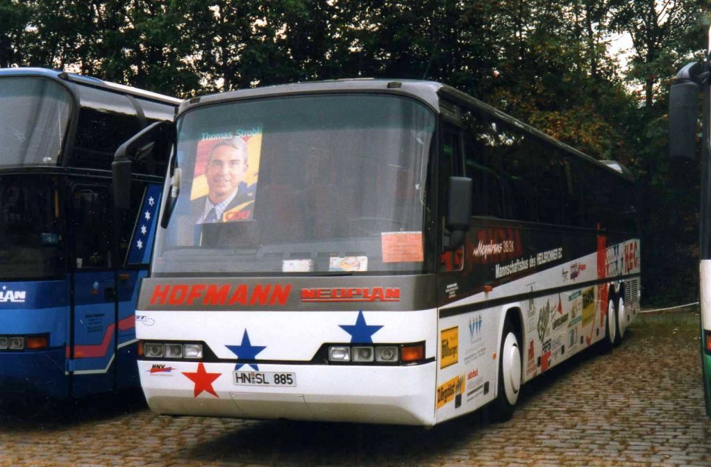 Neoplan Transliner N318/3 K, aufgenommen im August 1998 auf dem Parkplatz der Westfalenhallen in Dortmund.