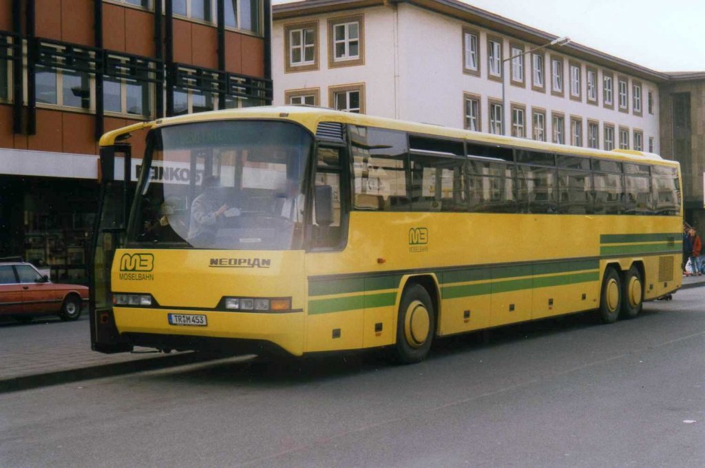 Neoplan Transliner N318/3  der Moselbahn, aufgenommen im Oktober 1997 am Hauptbahnhof in Trier.
