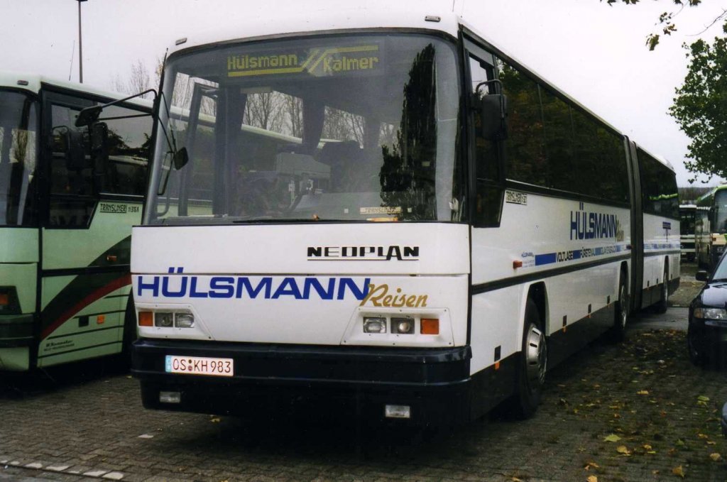 Neoplan Transliner N321 K, aufgenommen im November 1999 auf dem Parkplatz der Westfalenhallen in Dortmund.