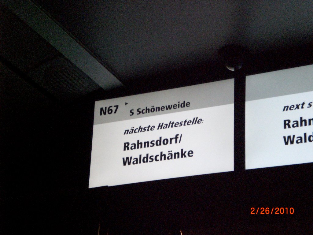 Neue Anzeigetafeln in den Bussen Berlins. Sind aber nicht in allen eingebaut. Hier auf der Linie N67 nach S-Bahnhof Schneweide an der Haltestelle Rahnsdorf Waldschnke.