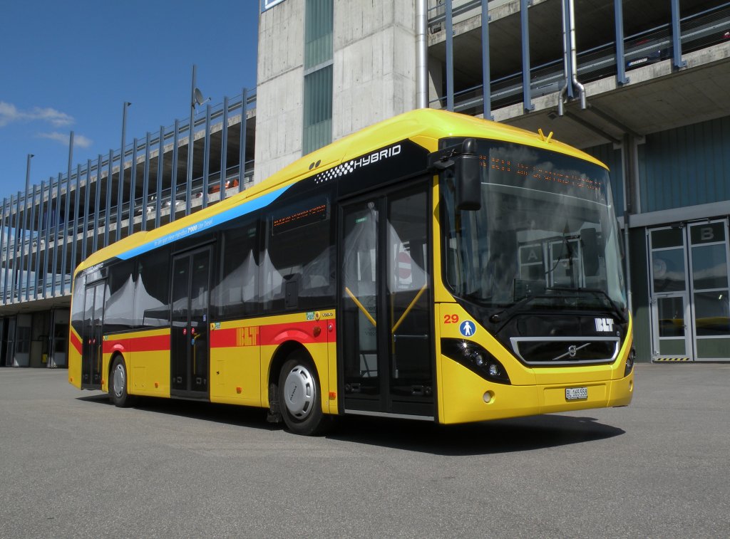 Neuer Hybrid Bus von Volvo mit der Betriebsnummer 29 auf dem Hof des Depots Hslimatt. Die Aufnahme stammt vom 21.06.2013.