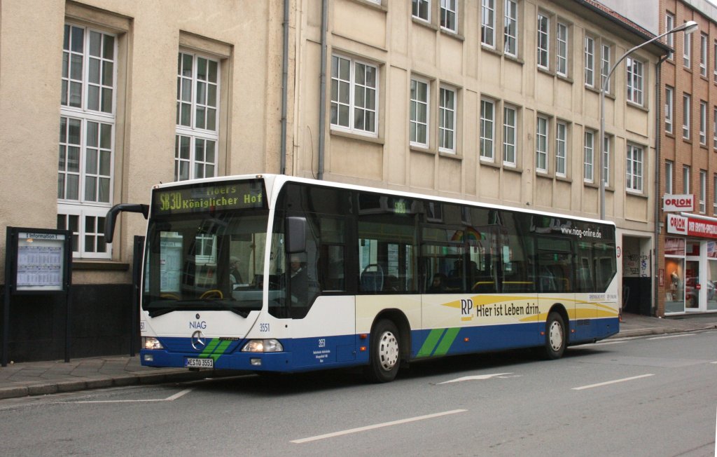 NIAG 3551 (WES O 3551) mit Werbung fr die Rheinische Post.
Hier mit dem SB30 auf der Augustastr. am 20.2.2010.