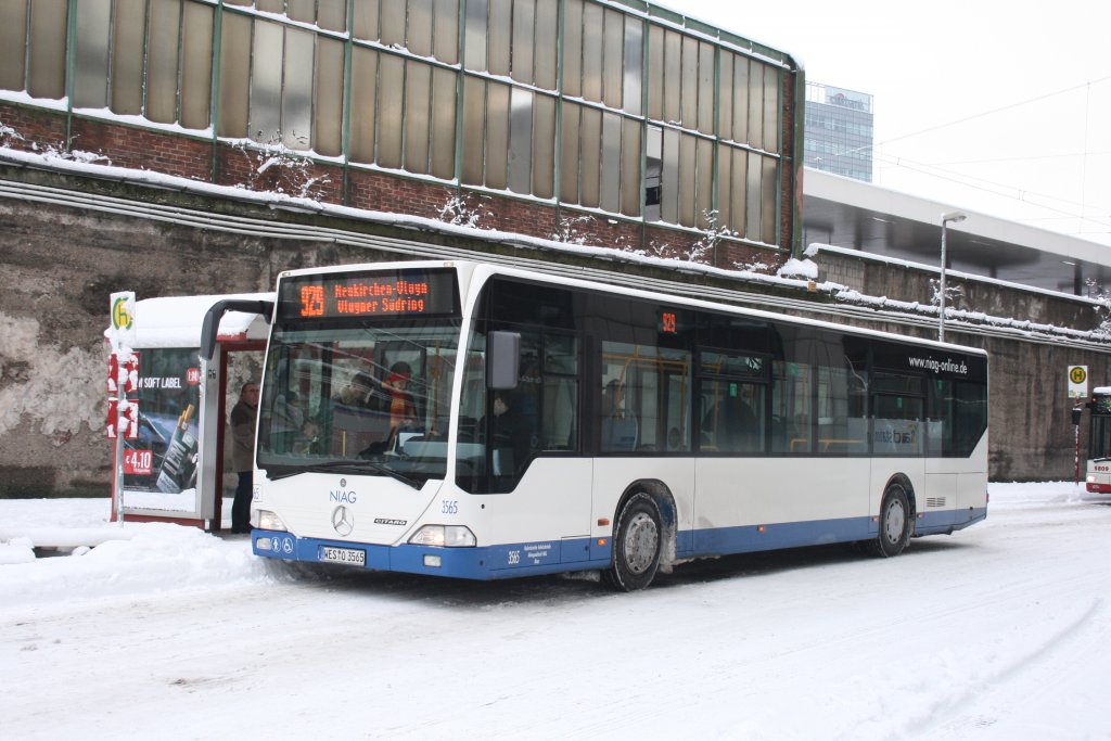 NIAG 3565 (WES O 3565) am HBF Duisburg mit der Linie 929.
3.1.2010