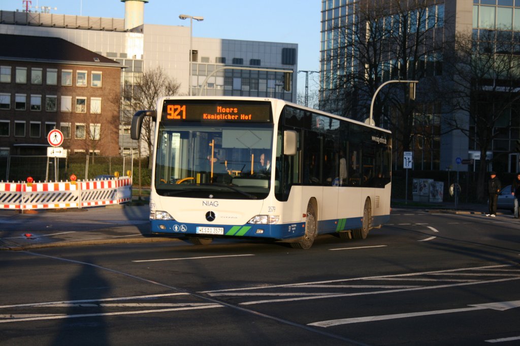 NIAG 3579 (WES O 3579) mit der Linie 921 nach Moers Kniglicher Hof.
Aufgenommen am HBF Duisburg am 26.12.2009. 