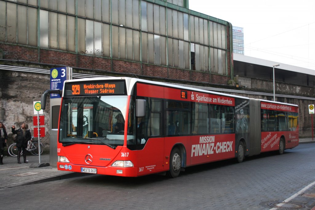 NIAG 3617 (WES O 3617) mit Werbung fr die Sparkasse Niederrhrin.
Duisburg HBF Osteingang,20.2.2010.