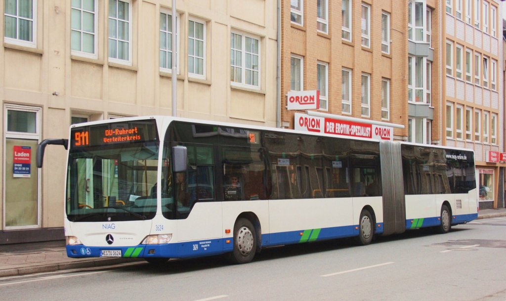 NIAG 3624 (WES O 3624) mit der Linie 911 nach Duisburg Ruhrort.
Aufgenommen auf der Augustastr. am 20.2.2010.