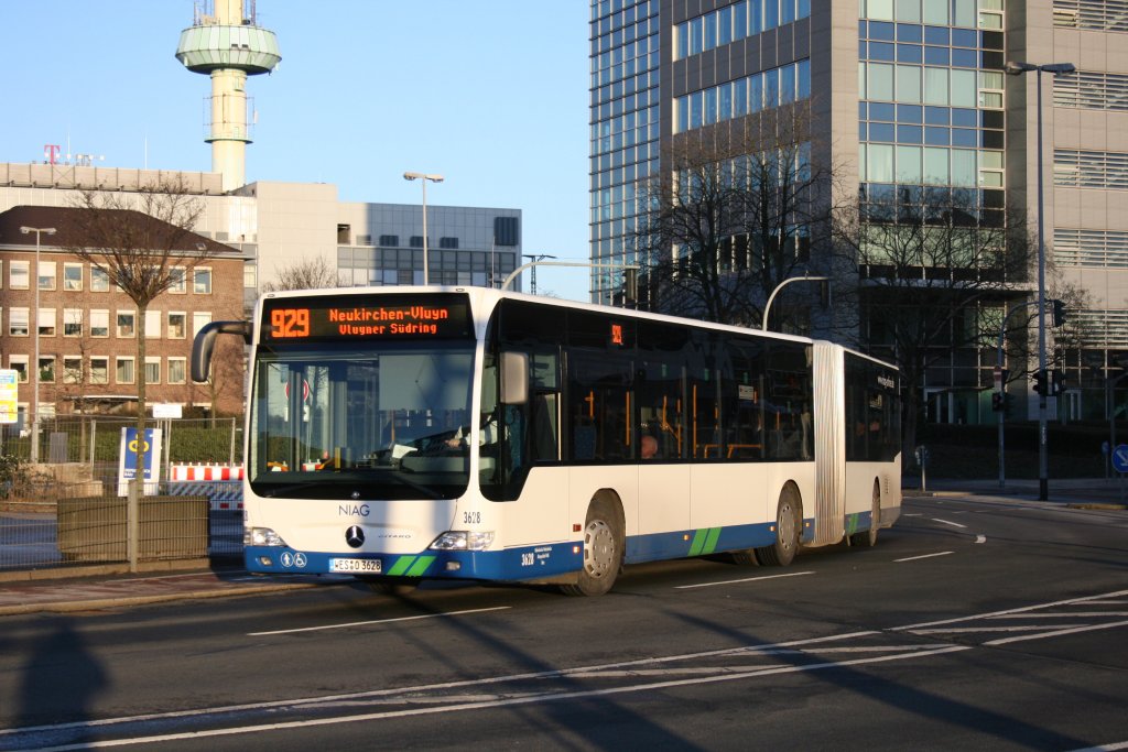 NIAG 3628 (WES O 3628) mit Linie 929 nach Neukirchen-Vluyn.
Aufgenommen am HBF Duisburg am 26.12.2009.