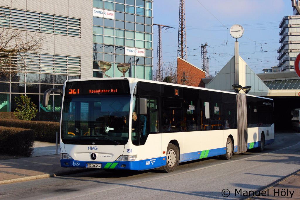 Niag 3630 ist mit der Linie 921 richtung Moers unterwegs.
Aufgenommen am HBF Duisburg, 4.2.2012.