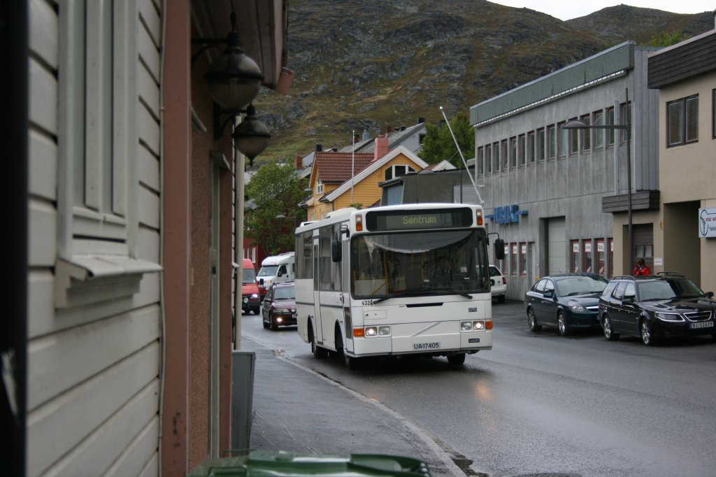 Nicht allzu hufig ist in Skandinavien der Volvo B6BLE. Ein Wagen ist, leider einmal mehr ganz in Weiss, in Hammerfest unterwegs, hier unterwegs vom Spital zum Zentrum. 24.6.2010. 