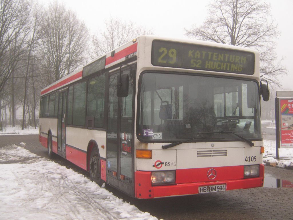 Nichtmehr sehr lange fahren wird dieser MB O405N2 der BSAG. Dieser bus fhrt noch in seiner Ursprungslackierung herum. Diese Aufnahme entstand im Januar 2010 an der Gustav Radbruch Strae (Neue Vahr Nord), wo auch die Linie 24 endet und beginnt. 