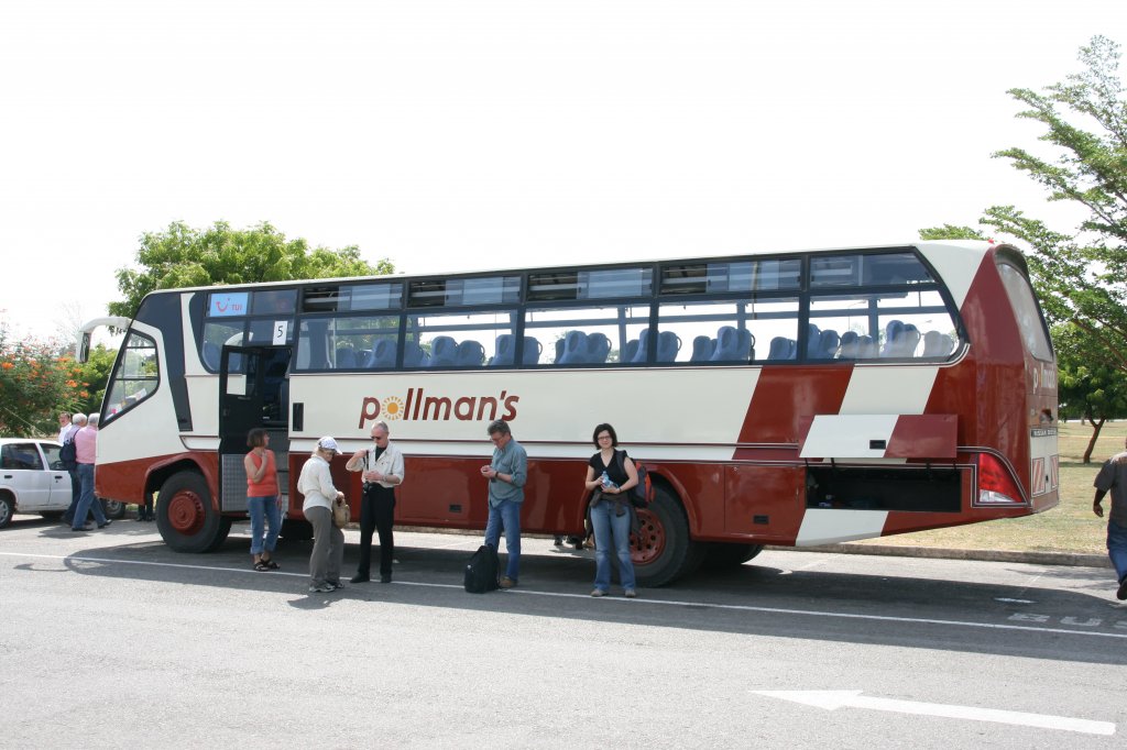 Nissan Diesel UD Bus  Pollman's , Mombasa/Kenia 19.03.2011, eine deutliche Starliner-Kopie der Japaner - auch das Heck
