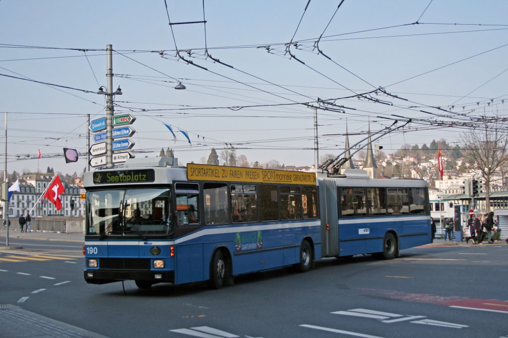 Noch immer dreht er seine Runden: NAW/Hess/Siemens BGT 5-25 Nr. 190 mit Baujahr 1989. Hier verlsst er gerade die Endhaltestelle am Bahnhof Luzern mit einem fraglichen Ziel. Neben dem, dass es ausser in Ausnahmesituationen (FL-Strung, Unfall o..) nicht sinnvoll ist einen Trolleybus am Seetalplatz zu wenden, weil nur 500m oder 2 Stationen weiter eine Wendeschlaufe mit Fahrleitung existiert, ist das Ziel auch noch falsch geschrieben. (23. Mrz 2010)