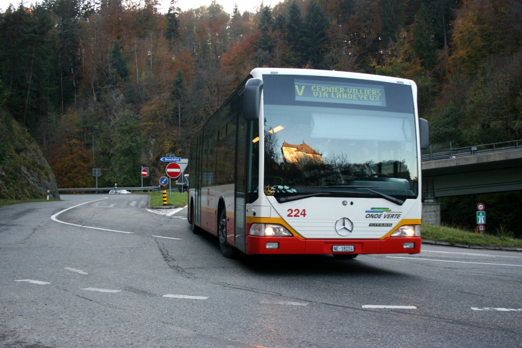 Noch ist die Mehrheit der TRN-Busse im Val-de-Ruz noch rot-weiss bemalt. Wagen 224, mit Baujahr 2000 einer der Wagen, die bis Ende Jahr ersetzt werden sollen, hat soeben in Valangin die Autobahn verlassen, die aus Neuchtel die Gorges du Seyon durchquert. Aufnahme vom 21.10.2010. 