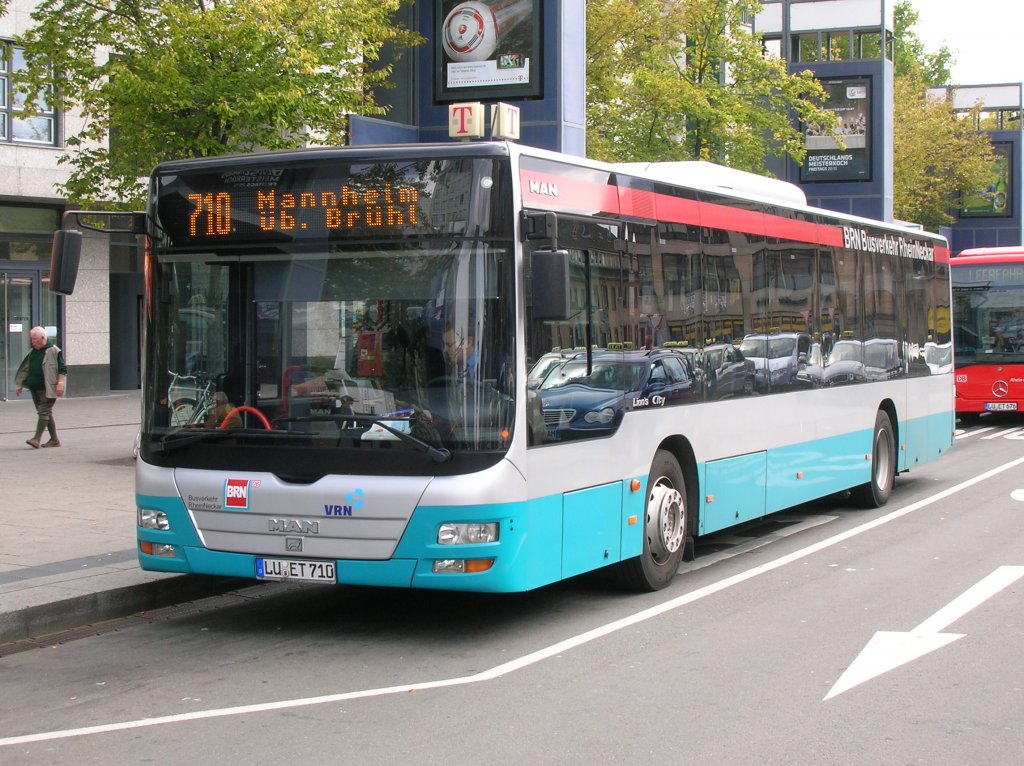 Noch nicht im DB-Rot - MAN Lion's City der BRN wartet am HBF Mannheim auf die nchste Fahrt. 01.09.2010 um 13:00 Uhr. 